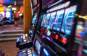 Fitur bonus Hacksaw Gaming dengan simbol khusus yang bersinar di layar